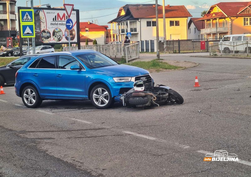 Bijeljina: Sudar automobila i mopeda, vozač prevezen u bolnicu (FOTO)