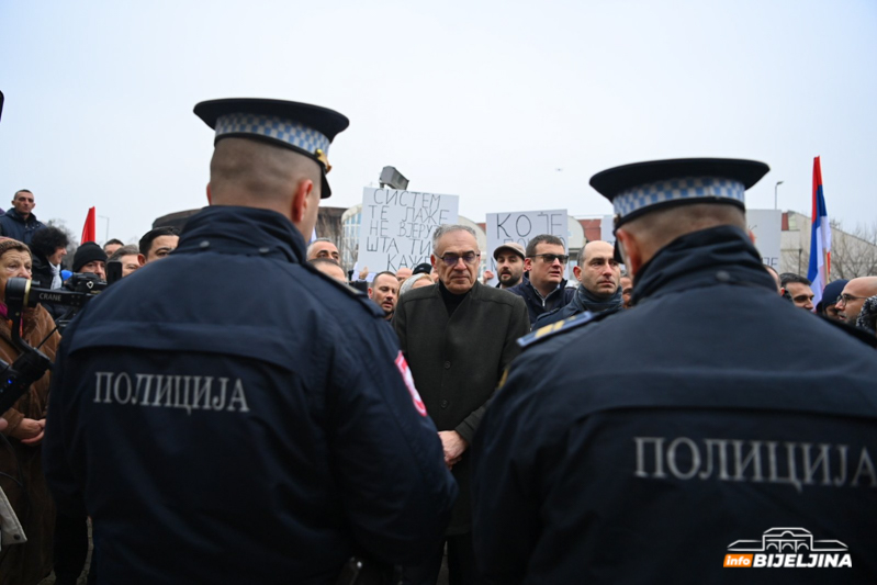 Protest u Bijeljini zbog hapšenja Petrovića: Ko je ušao u zgradu policije? (FOTO)