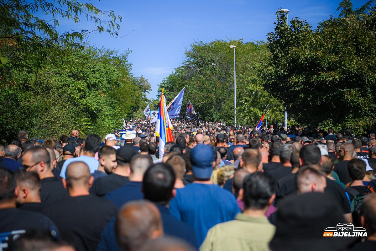 Sahranjen Ratko Mladić u Beogradu: Hiljade građana u povorci do Topčiderskog groblja