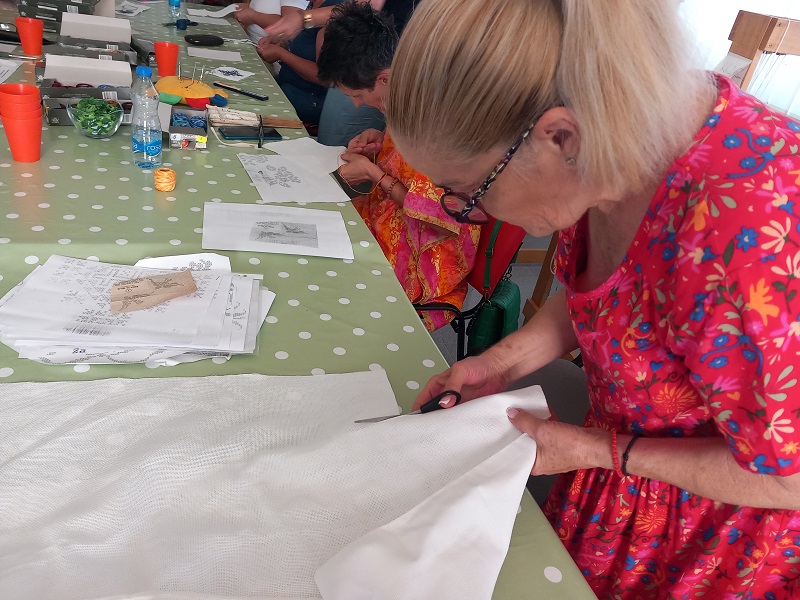 Žene sa invaliditetom iz Bijeljine uče da pletu i vezu – projekat koji čuva tradiciju i kulturu (FOTO)