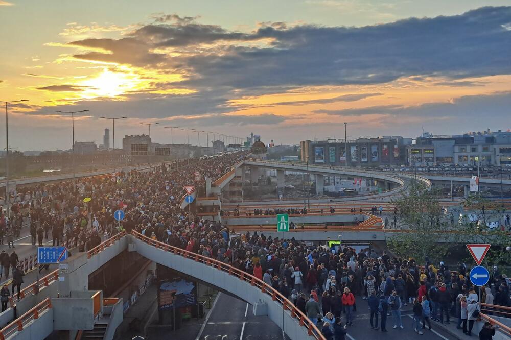 Blokiran most Gazela ka Novom Beogradu (VIDEO)