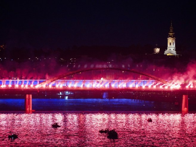 Veličanstveni vatromet i bakljada za kraj Svesrpskog sabora