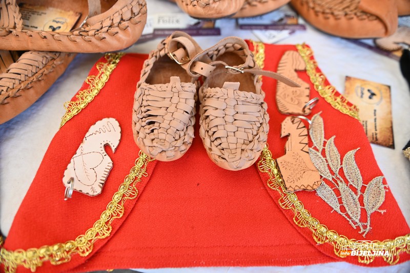 Mira iz Laktaša jedina u BiH izrađuje opanke, a napravila je i jednu zanimljivu kombinaciju! (FOTO)