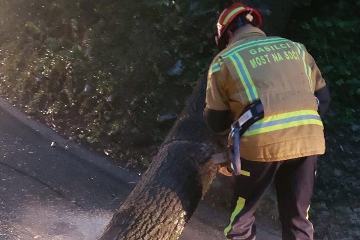 Autobus sa turistima zarobljen u Sloveniji zbog klizišta 