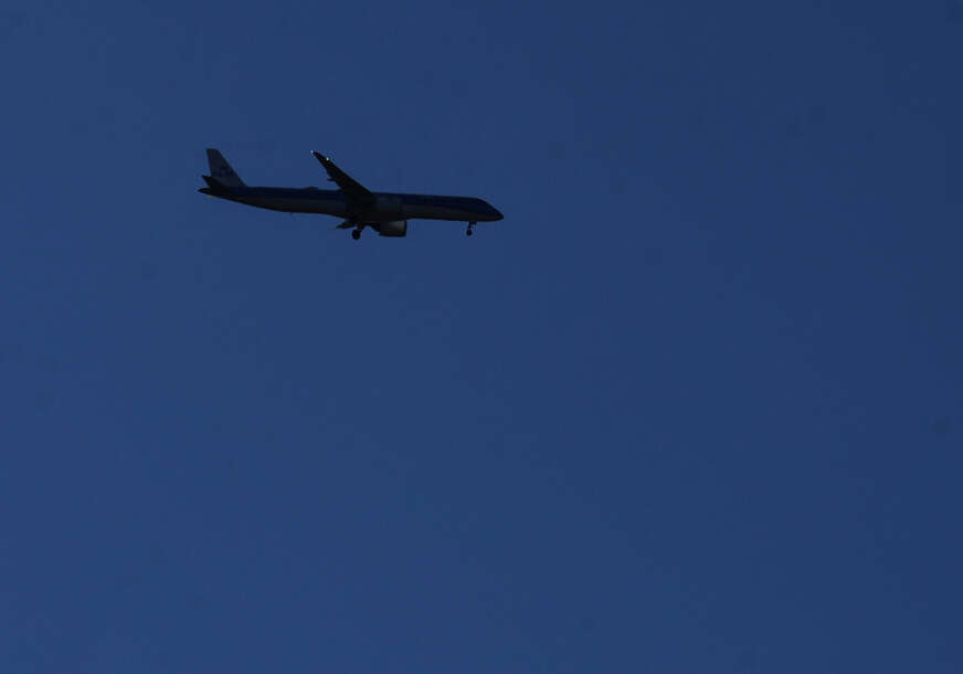 Drama na letu za Barselonu: Putnici hitno EVAKUISANI, specijalci OPKOLILI AVION