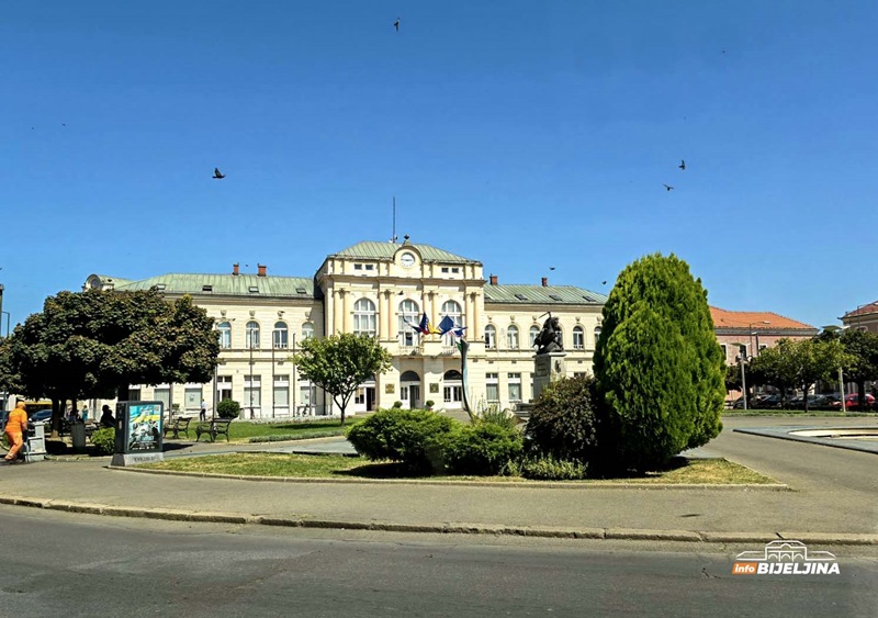 Bijeljinac kojeg je napao čopor pasa: Agresivni su, bilo je i krvi, angažovaću advokata (FOTO)