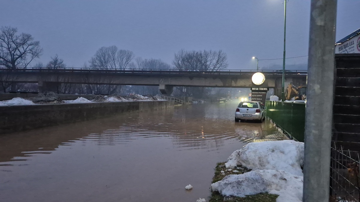 Vanredna situacija u Istočnoj Ilidži zbog bujičnih voda, Bosna se izlila u Kaknju