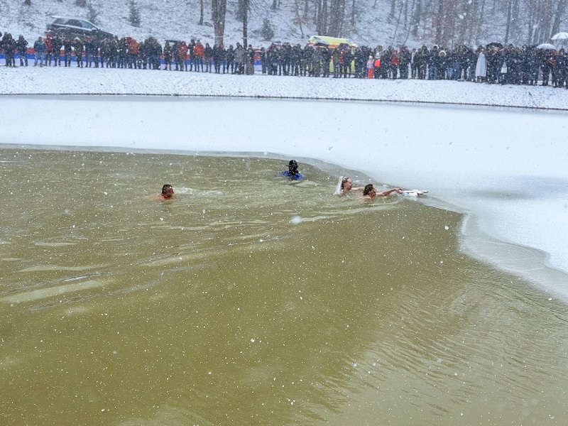 Na majevičkom jezeru Busija djevojke i mladići plivali za časni krst (FOTO)