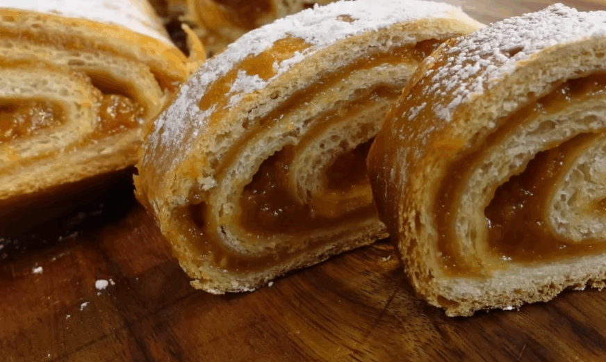 Nekada se pravio bez vage i sveske: Recept za mekani rolat sa pekmezom