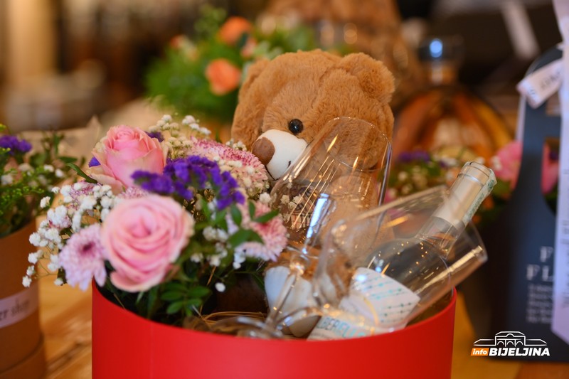 Idealan poklon za Trojice: Raskošna ponuda Wine and Flower shopa oduševiće slavljenike (FOTO)