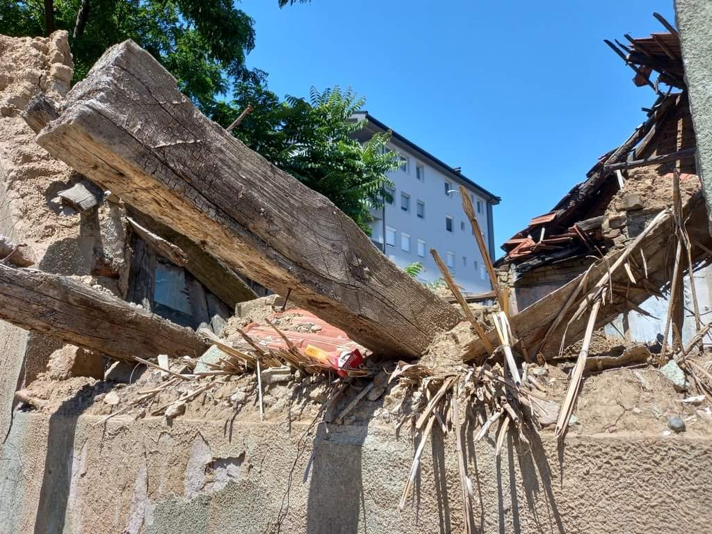 Urušeni objekat u Bijeljini prijetnja za pješake (FOTO)