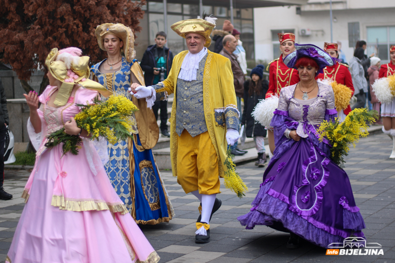 Defile mažoretkinja i klapa na trgu: 