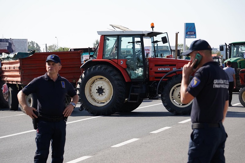 Poljoprivrednici traktorima blokirali granični prelaz u Orašju (FOTO)