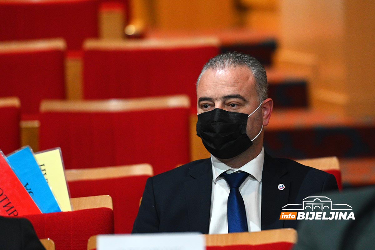 Trninić: Vikendom obezbijediti organizovan prevoz do groblja