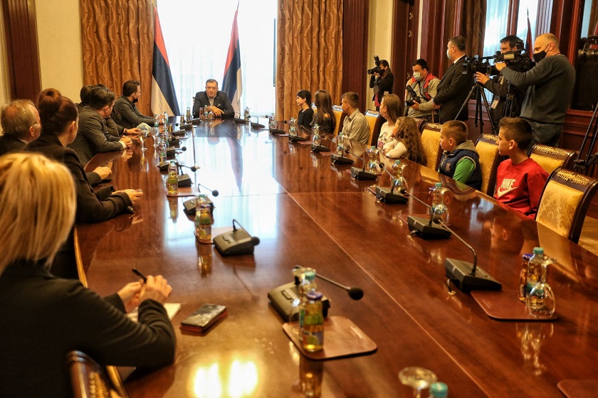 Dodik ugostio glumce iz Srpske koji igraju u filmu 