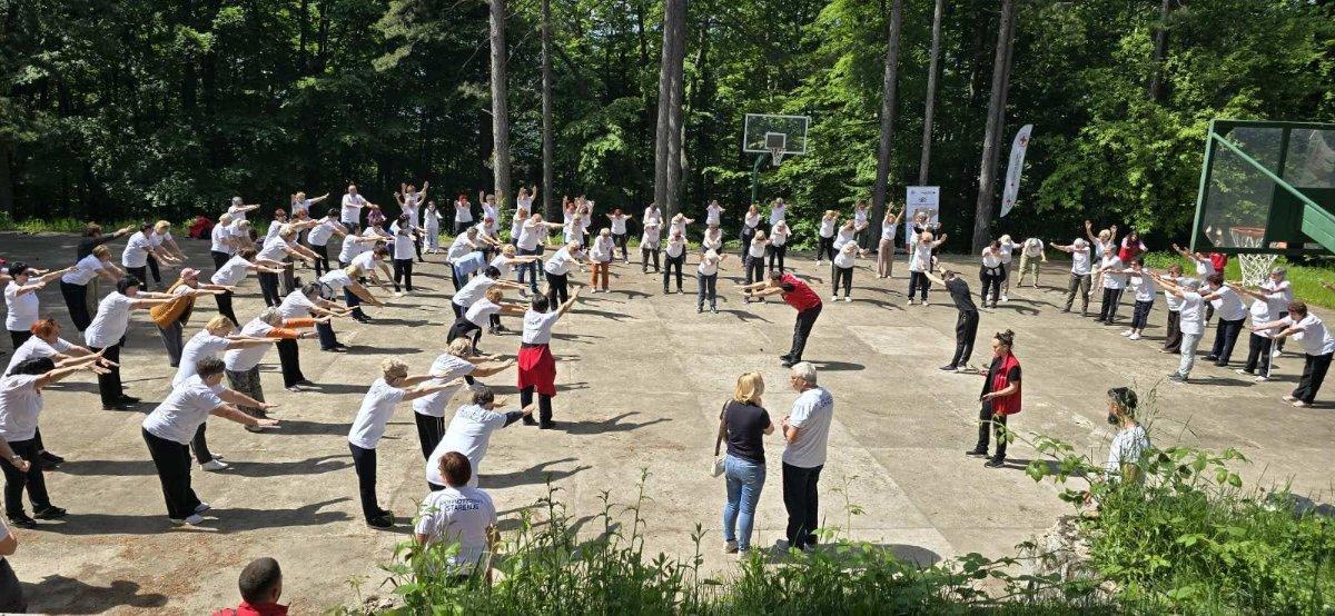 Crveni krst Bijeljina: Više od 100 učesnika programa ''Aktivno i zdravo starenje'' provelo dan na Majevici
