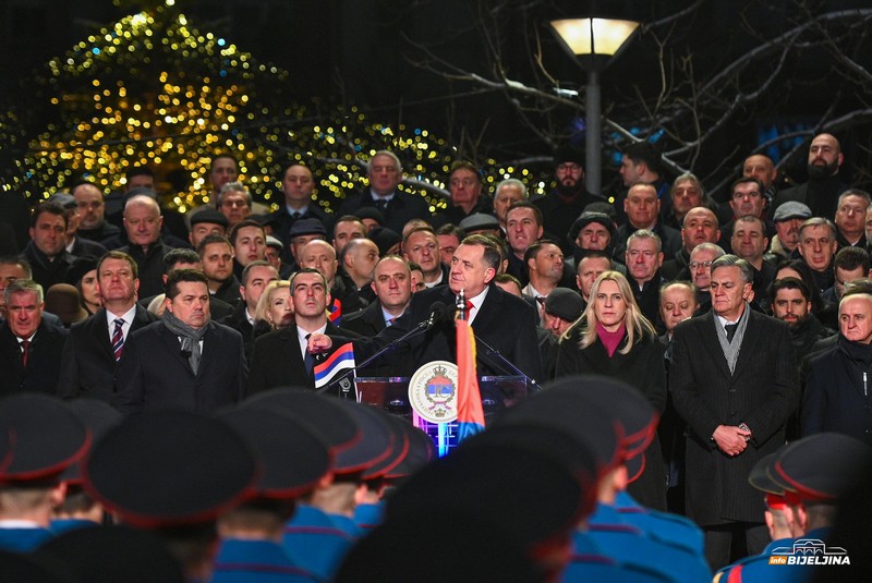 Dan Republike Srpske: Više od 3.000 učesnika defilovalo na Trgu Krajine u Banjaluci (FOTO)