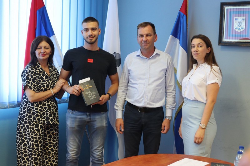 Načelnik Ugljevika nagradio najuspješnije đake za školske i sportske rezultate