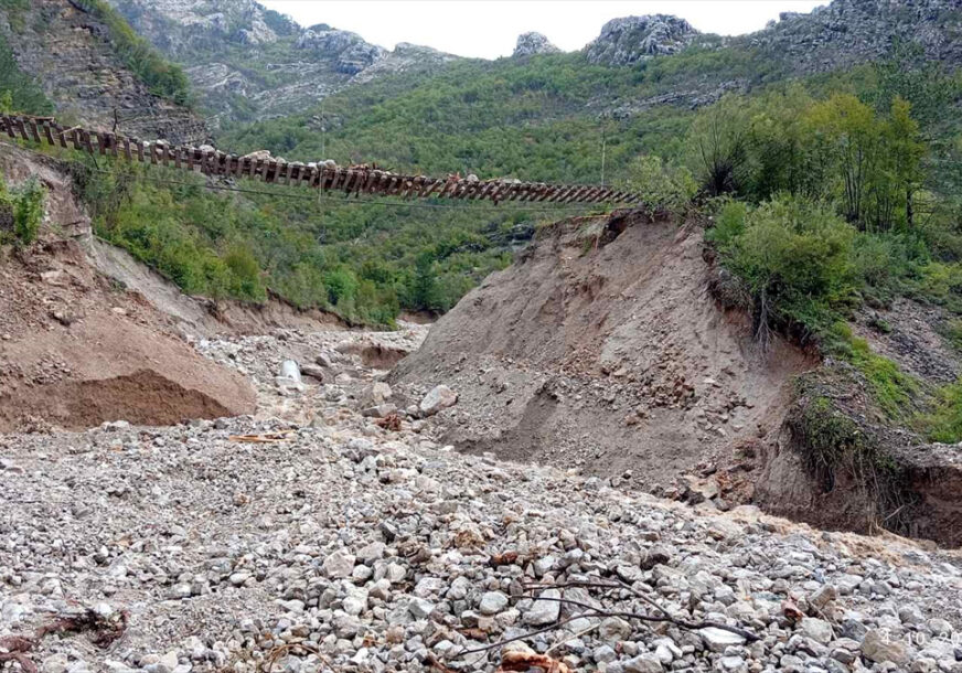 Pruga ostala da VISI U VAZDUHU: Poplave napravile ogromnu štetu, u prekidu željeznički saobraćaj na relaciji Sarajevo - Čapljina