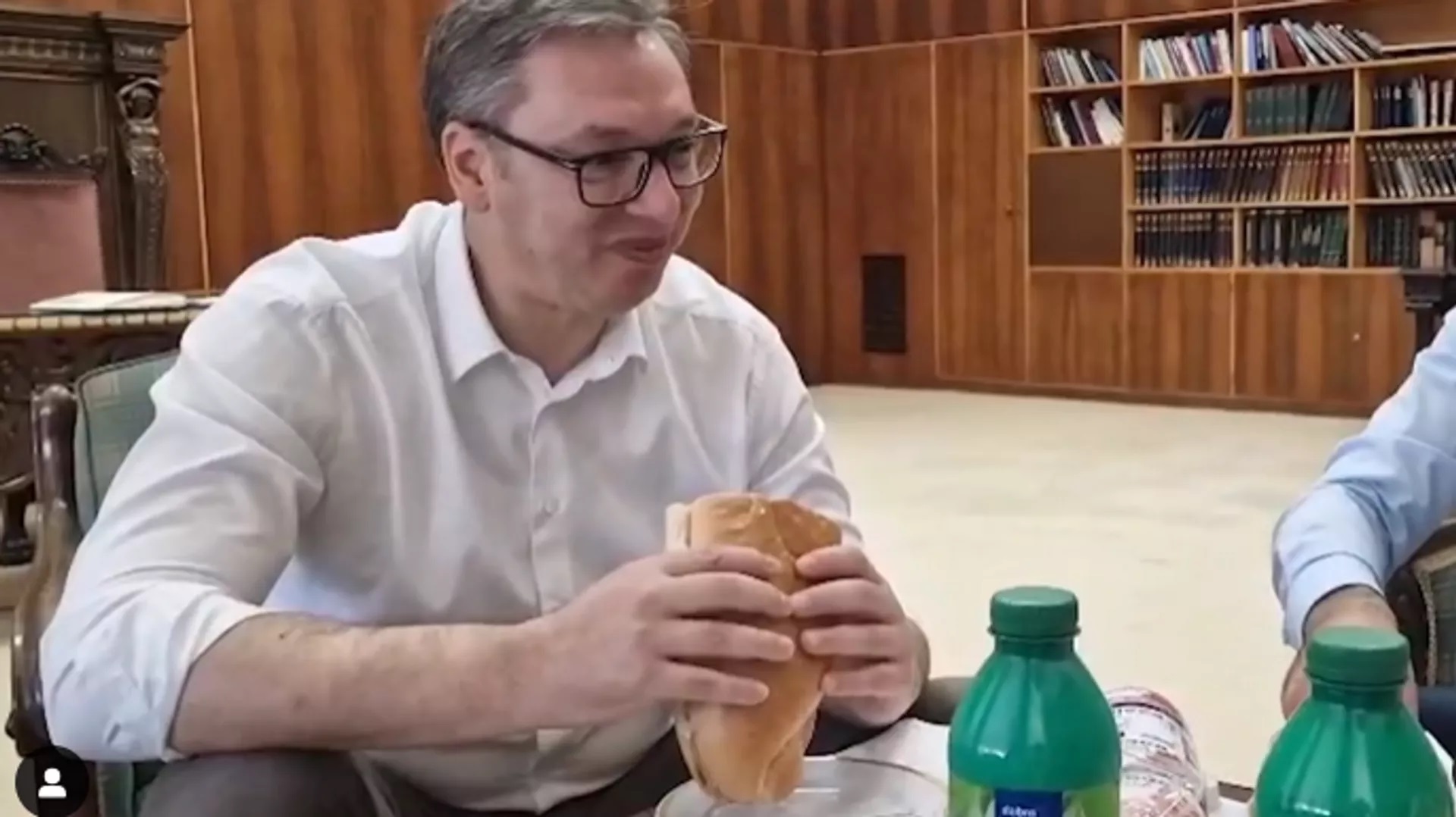 Vučić sa ministrima podijelio pola kile parizera, majonez, dva jogurta i hljeb (VIDEO)
