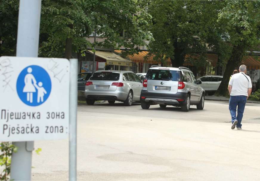 Ugrožena bezbjednost građana: Pješačke zone u Srpskoj preplavljene automobilima