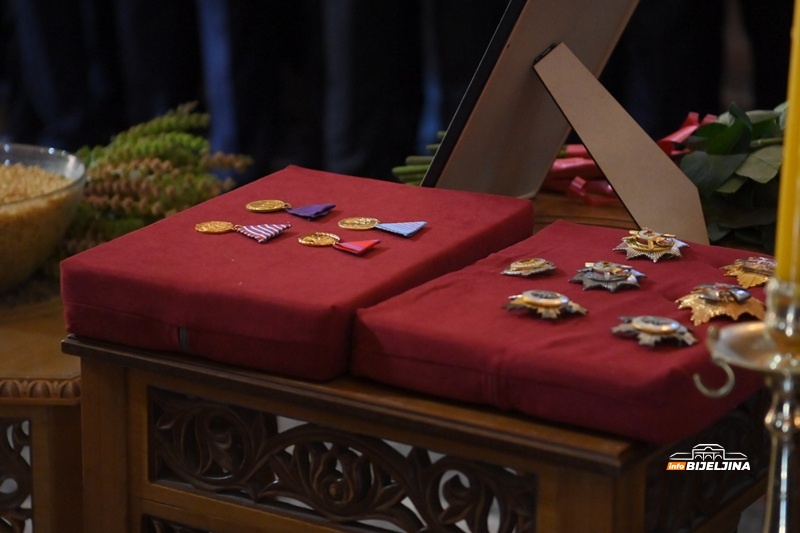 Hiljade građana prate opijelo Ratku Mladiću, služi patrijarh Porfirije (FOTO)