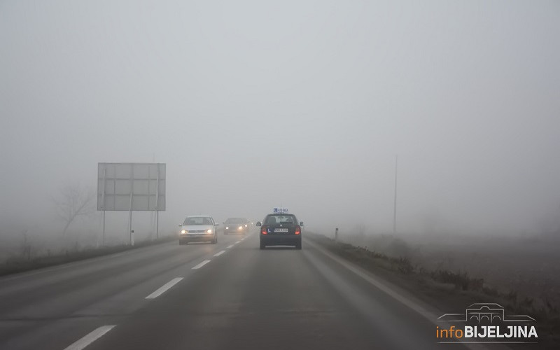 Stanje na putevima: Magla, radovi i odroni usporavaju saobraćaj