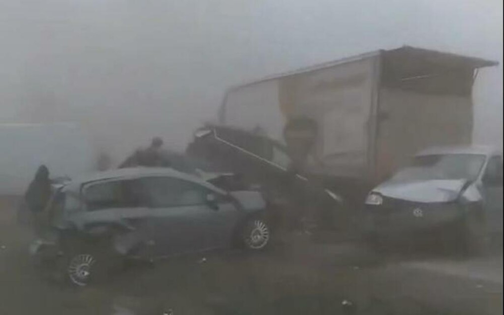 Lančani sudar 14 vozila u pješčanoj oluji kod Subotice, 10 povrijeđenih (VIDEO)