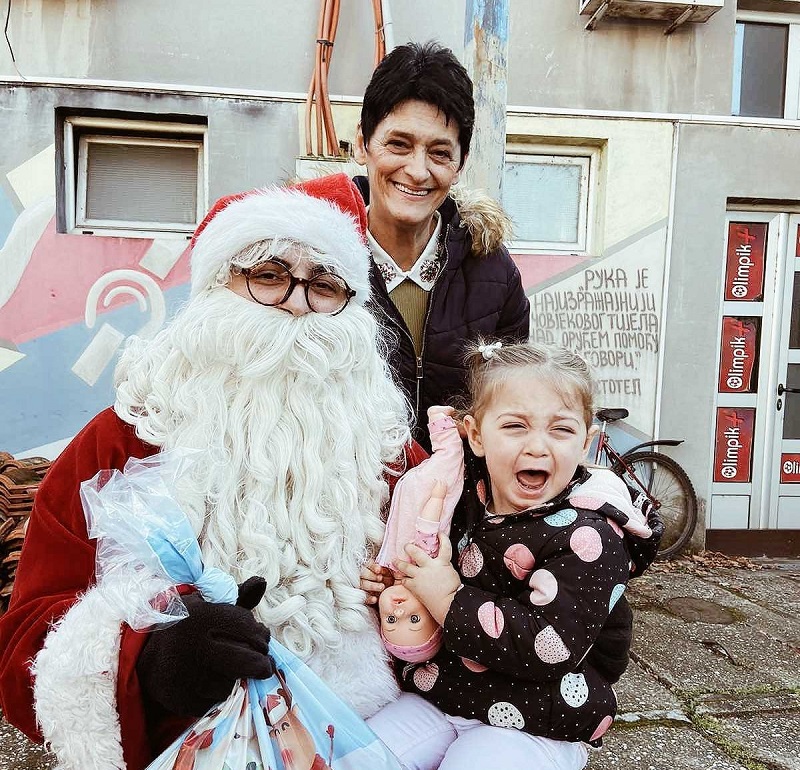 Mališane iz Udruženja gluvih i nagluvih regije Bijeljina obradovao Deda Mraz (FOTO)