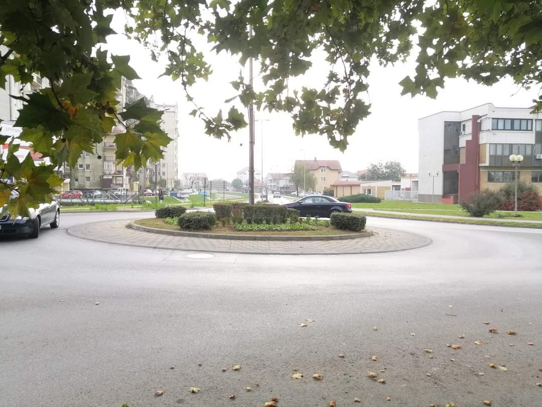 Kružni tokovi u Bijeljini ukrašeni cvijećem (FOTO)