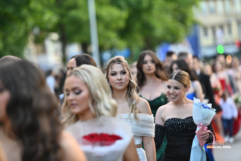 Maturanti Poljoprivredne i medicinske škole Bijeljina zakoračili u novi životni period (FOTO, VIDEO)