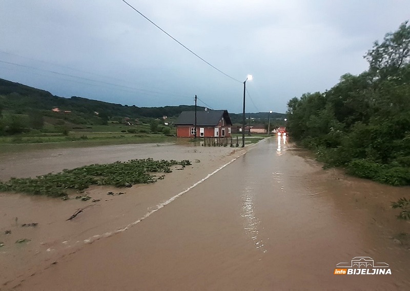 Voda zaplavila kuće u selu kod Ugljevika, na terenu vatrogasci (FOTO)