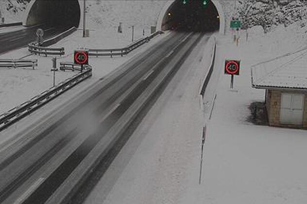 Hrvatska: Stigla promjena vremena, obilne snježne padavine već stvaraju problem vozačima (FOTO)
