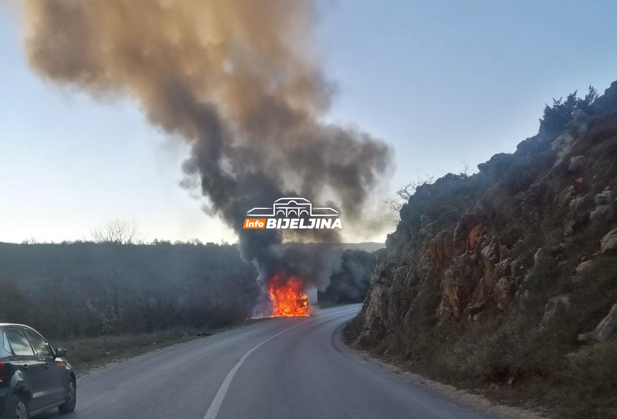 Gori kamion na putu Sokolac - Rogatica, saobraćaj u prekidu