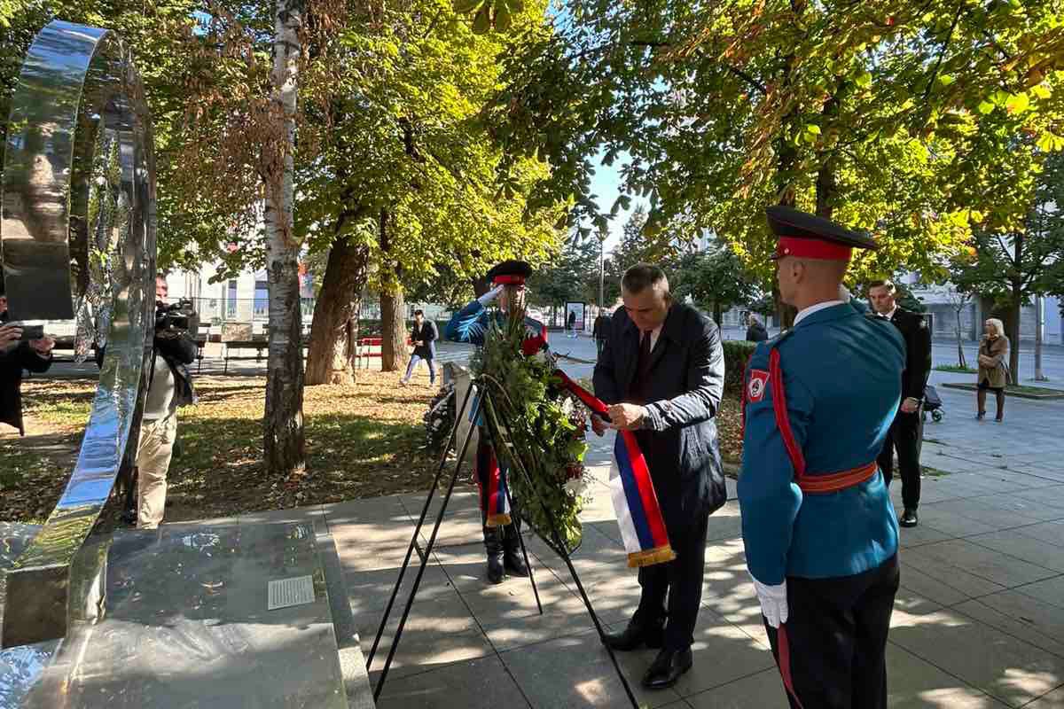 Minić položio vijence na spomenik 12 beba i spomenik poginulim borcima u Banjaluci