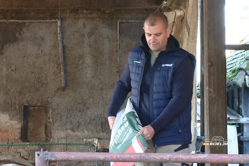 Semberski mljekari na ivici opstanka: “Kupujemo hranu za stoku, a 80 - 90 grla nije lako nahraniti” (FOTO)