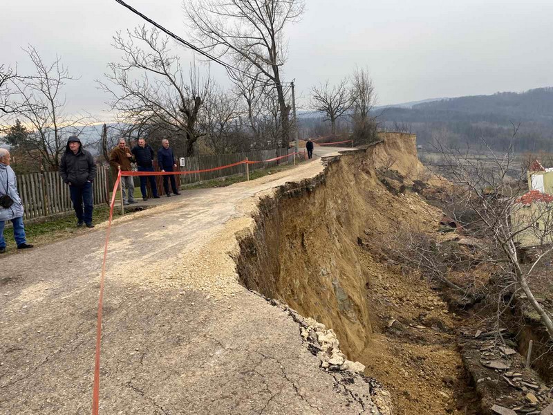 Protest mještana Starog Ugljevika: “Radovi rudnika nam ugrožavaju život” (FOTO)