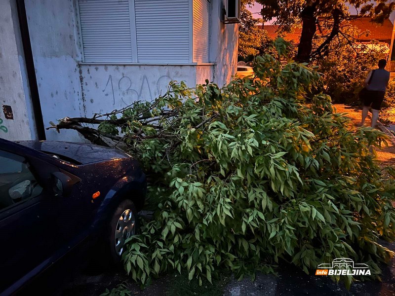 Pogledajte posljedice snažnog nevremena u Bijeljini (FOTO, VIDEO)