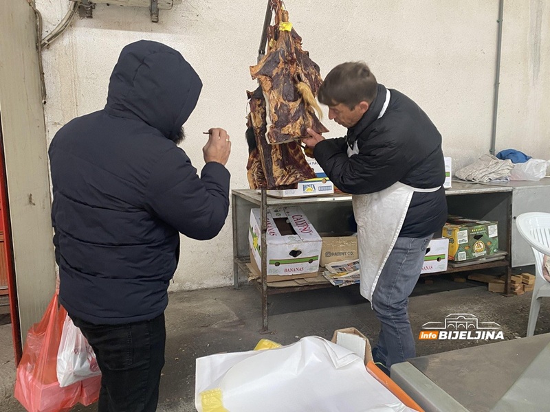 Na pijacu u Bijeljini stiglo čuveno suvo meso iz Visokog: Stelja košta do 45 maraka, ali ko proba - ne ide praznih ruku (FOTO)
