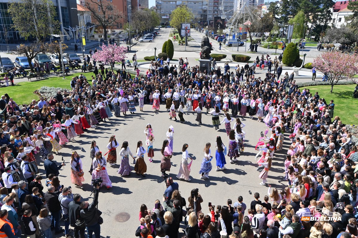 Bijeljina: Zaigrale Lazarice i najavile Vaskrs (FOTO, VIDEO)