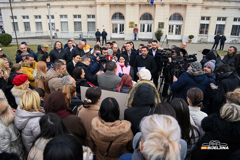 Detalji sa protesta u Bijeljini: Odbili Petrovićevu ponudu, dali mu ultimatum (FOTO)