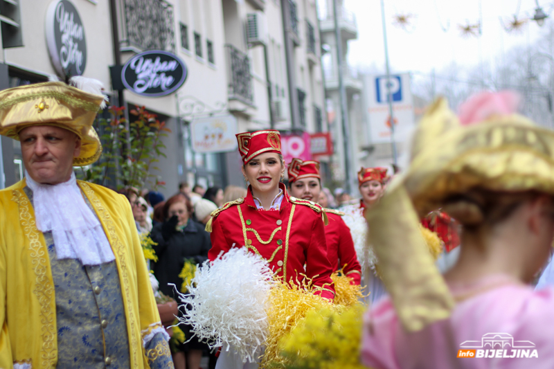 Defile mažoretkinja i klapa na trgu: 