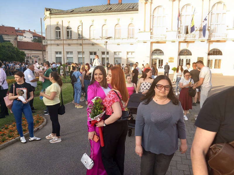 Održan defile maturanata Ekonomske škole: „Od sutra postajemo ljudi“ (FOTO)