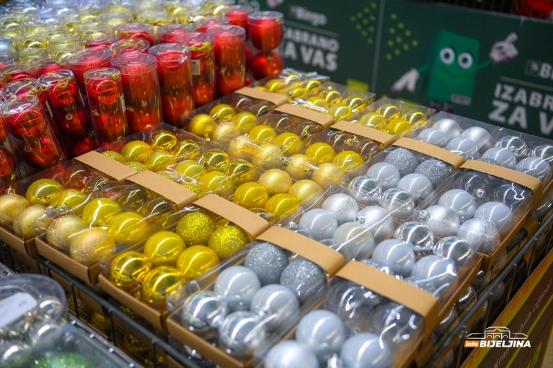 Bijeljinci se spremaju za novogodišnje praznike: U prodaji i jelka od 270 cm (FOTO)