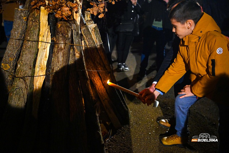 Bijeljina: Paljenjem badnjaka obilježeno Badnje veče (FOTO/VIDEO)