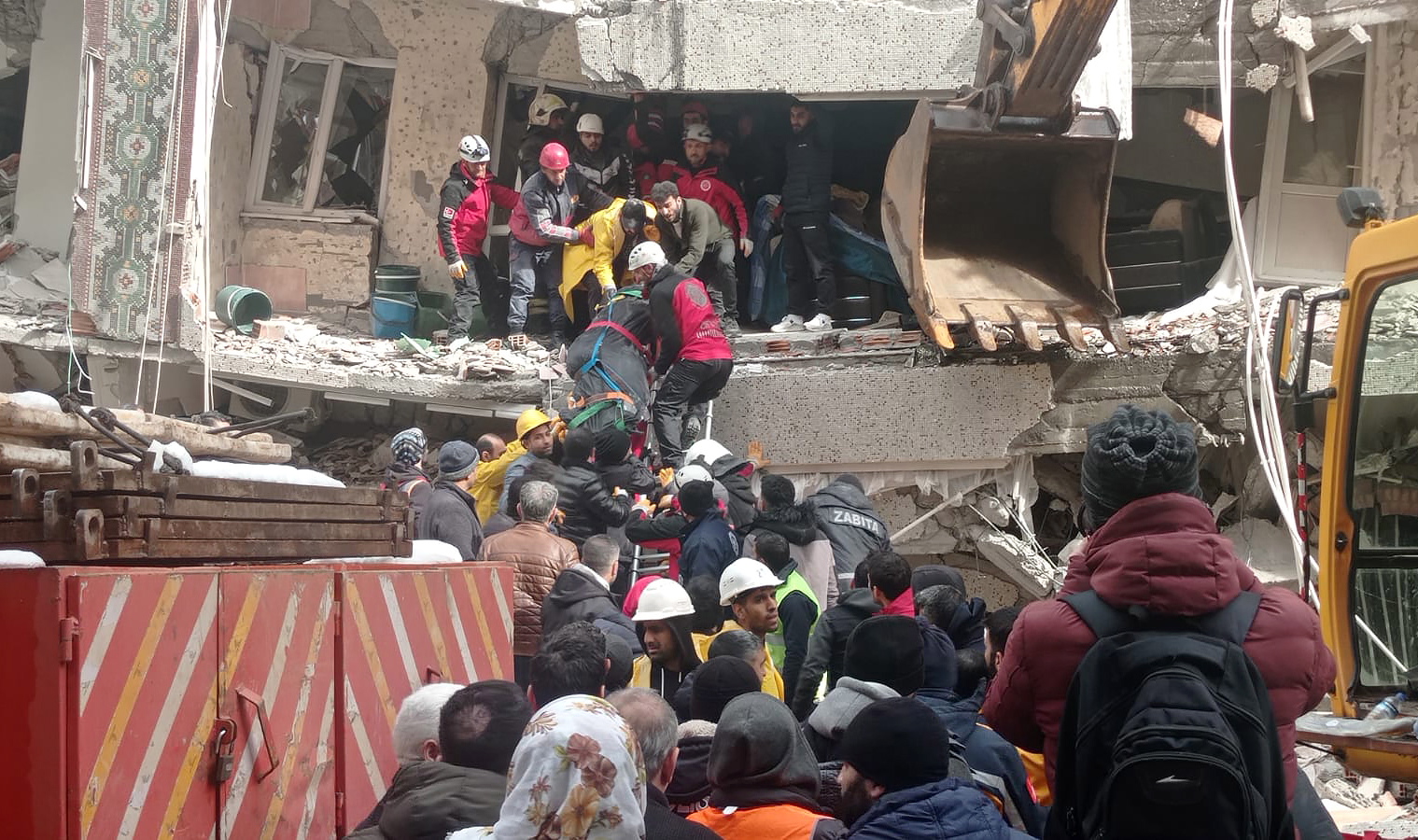 NOVI PODACI U zemljotresu u Turskoj poginula 1.541 osoba, skoro 10.000 povrijeđeno (FOTO, VIDEO)