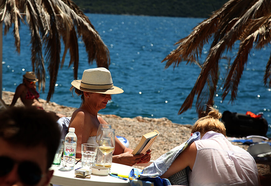 Pune plaže, prazni restorani, a marketi pod opsadom