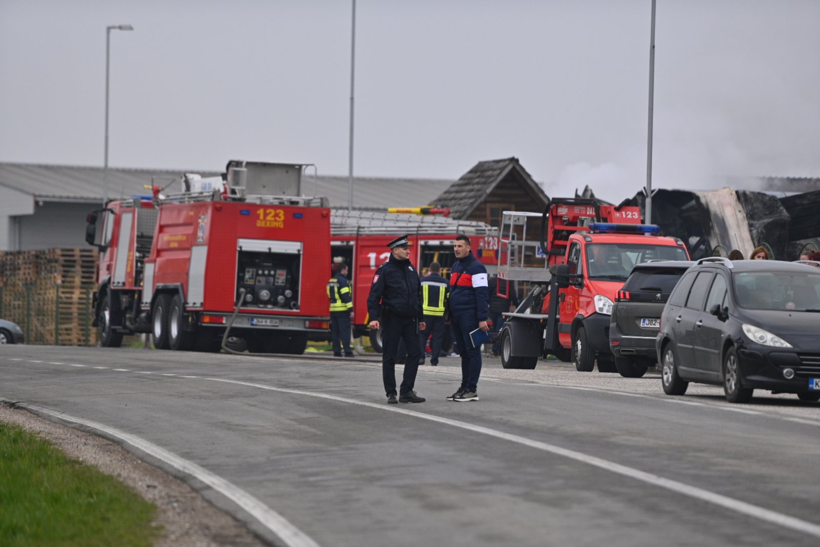 Požar u Bijeljini: Izgorjelo nekoliko proizvodnih hala (FOTO)