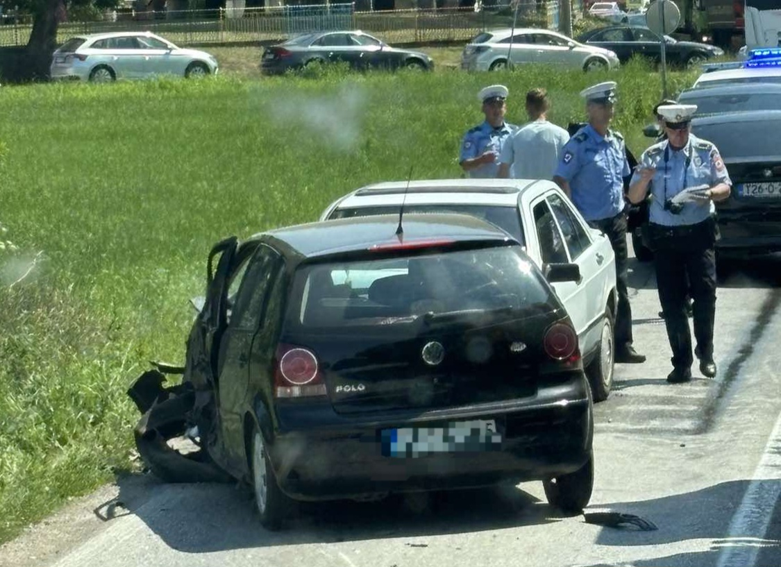 Ima povrijeđenih: Udes kod Bijeljine, učestvovali šleper i dva auta (FOTO)