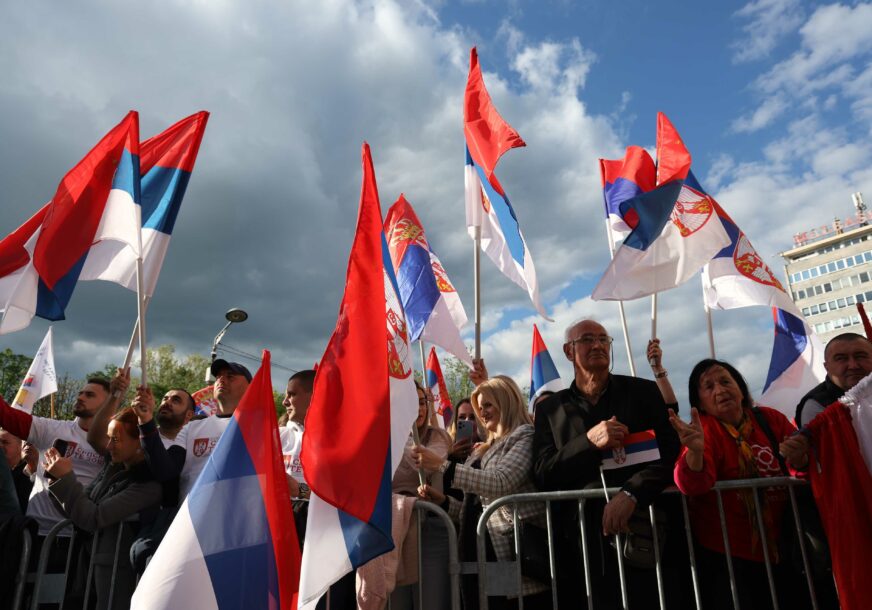 Vijore se zastave, hiljade učesnika stiglo na Trg Krajine: Sve spremno za miting 